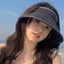 Mũ dệt rơm vành rộng chống nắng, gấp gọn tiện lợi, phù hợp cho chuyến đi biển với lớp lót PVC