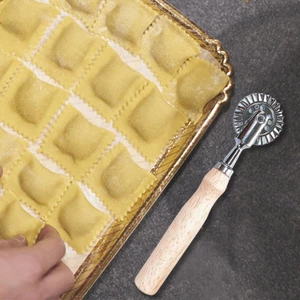 Pastry Wheel Decorator Pastry Cutter with Wooden Handle Groove Design Sturdy and Durable Ravioli Crimper Cutter gelhvn