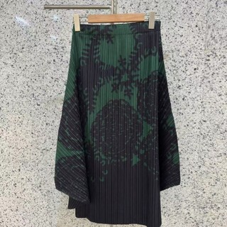 Phong cách chạy bộ xếp li Miyake ~ Tính khí thanh lịch Váy váy in màu xanh lá cây không đều cổ điển