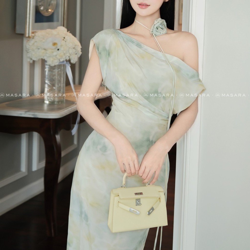 Đầm dài lệch vai Masara chất lụa xanh loang mềm mại phối dây chocker hoa MD851