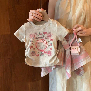 Trang phục mùa hè phong cách Hàn Quốc cho bé gái, áo thun ngắn tay dễ thương hoạt hình, chân váy kẻ caro hồng không đều, bộ hai món