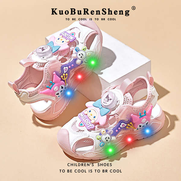🔥 dễ thương 🔥 chống trơn trượt Giày sandal chớp đèn sáng cho bé gái Đế mềm Siêu nhẹ sandal bé gái đèn LED phát sáng Ngày thiếu nhi giày đi biển có hàng sẵn ✰Mùa Hè 2025 Bé Gái Mới ' Khóa xoay Cối xay gió nhỏ Giày đi biển Baotou Giày đế mềm cho trẻ e
