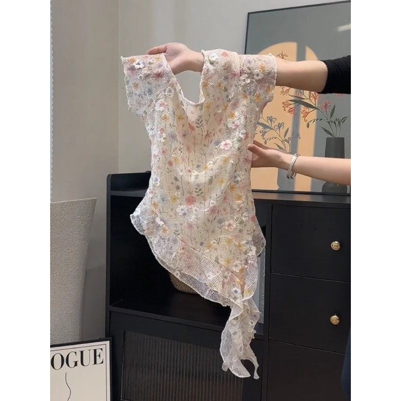 [YU]Áo blouse phong cách Pháp ngọt ngào, tay ngắn ôm dáng, hoa nhấn ly lệch nữ tính.