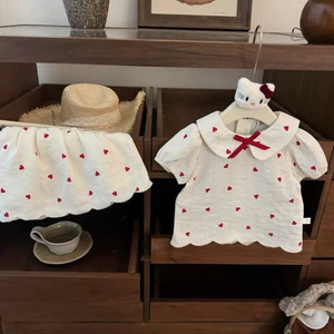 Bộ đồ mùa hè mới cho bé gái, áo ngắn tay và chân váy ngắn, cổ búp bê, áo hình trái tim và chân váy, bộ hai mảnh ngọt ngào