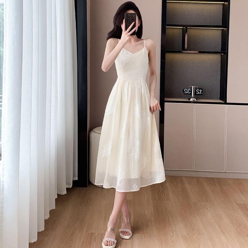 [YU]Set váy hai mảnh dây đeo thêu nút, dáng dài phong cách Trung Quốc nhẹ nhàng tinh tế.