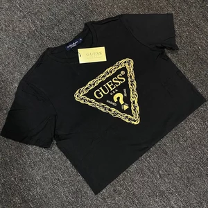 Bán Hàng Sẵn Có Guess100% Áo Thun Cotton Cao Cấp In Hình Cổ Điển Bầu Không Khí Unisex Cao Cấp Áo Sơ Mi 610 0608