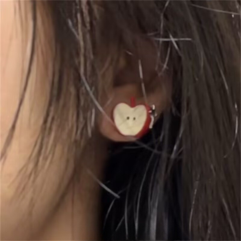 Bông tai nhỏ táo cắn