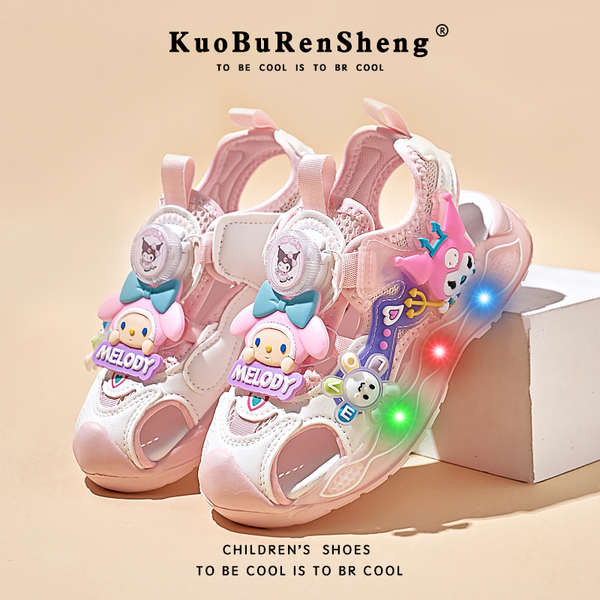 🔥 dễ thương 🔥 chống trơn trượt Giày sandal chớp đèn sáng cho bé gái Đế mềm Siêu nhẹ sandal bé gái đèn LED phát sáng Ngày thiếu nhi giày đi biển có hàng sẵn ✰Mùa Hè 2025 Bé Gái Mới ' Khóa xoay Cối xay gió nhỏ Giày đi biển Baotou Giày đế mềm cho trẻ e