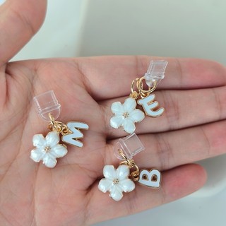 1 PC Thời Trang Dễ Thương Ban Đầu Năm Cánh Hoa Cắm Bụi Bảng Chữ Cái A-Z Phụ Kiện Hoa Trắng Tươi, Chống Thấm Nước Và Chống Bụi Cho Type-C & iPhone