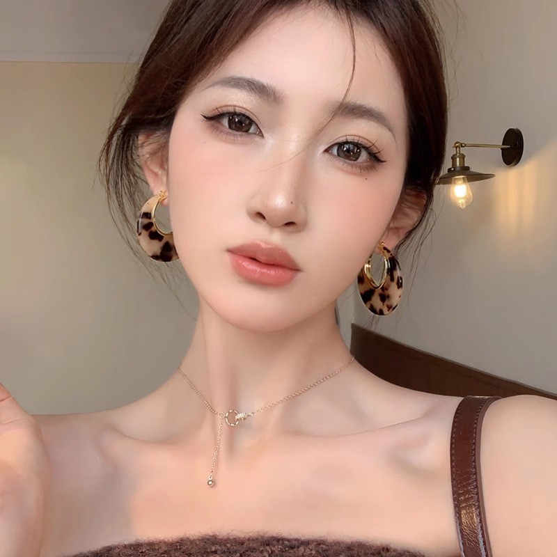 Phụ kiện tai nữ táo bạo thời trang độc đáo - Bông tai in họa tiết da báo sang trọng nhẹ cổ điển