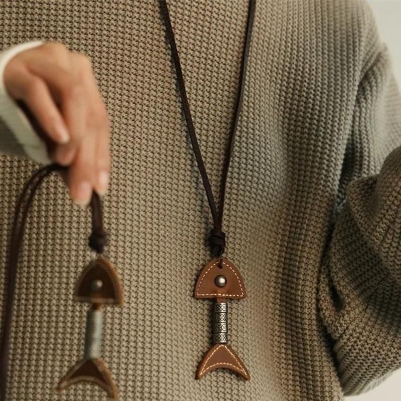 Dây da nguyên bản Vòng cổ Niche Thiết kế sang trọng Mặt dây chuyền xương cá cổ điển