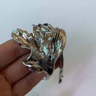 1 chiếc Vòng tay hoa tulip màu trắng vàng với thiết kế mở đàn hồi