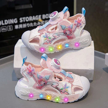 🔥 Giày sandal chớp đèn sáng cho bé gái 🔥 chống trơn trượt Siêu nhẹ giày đi biển dễ thương sandal bé gái đèn LED phát sáng có hàng sẵn Đế mềm Ngày thiếu nhi ♤Xăng đan Nữ Kulomi Baotou Chống Dính Mùa Hè