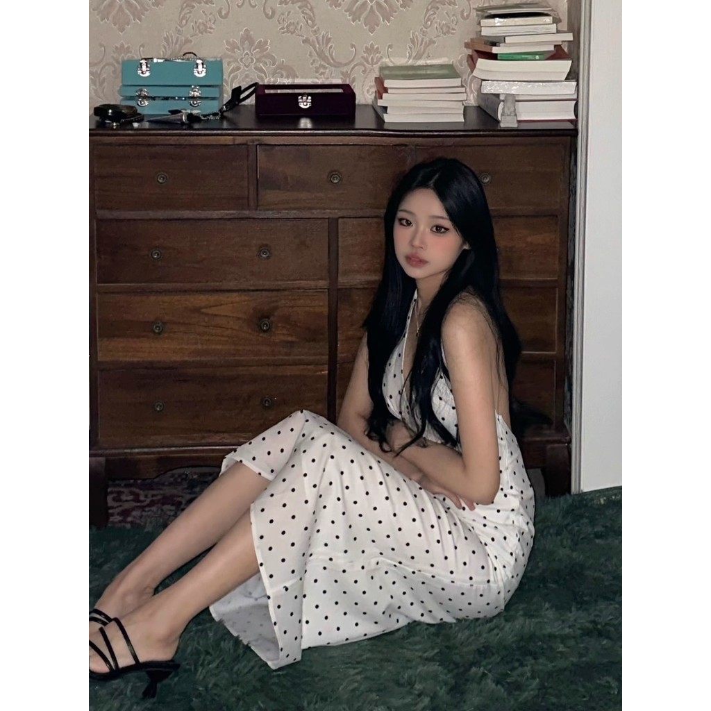 Váy cổ yếm chấm bi phong cách châu Âu và Mỹ, sexy, không lưng, dài vừa