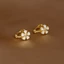 Unstop * Dainty Golden Daisy Ear Studs Trang sức thẩm mỹ Nhật Bản Bông tai nhẹ cho tai nhạy cảm và mặc công sở