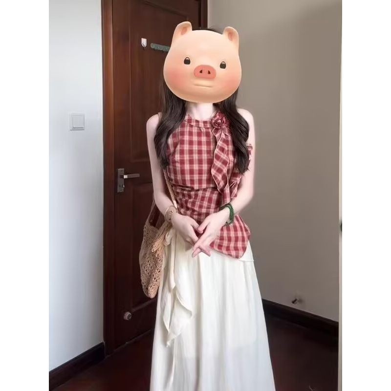[YU]Thiết kế vest cổ yếm kẻ caro không đều, phối váy buộc eo cao nhẹ nhàng, thanh lịch.