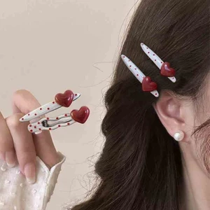 Kẹp tóc chấm bi dễ thương cho bé gái với họa tiết ngọt ngào, phù hợp cho thời trang hàng ngày và tiệc tùng