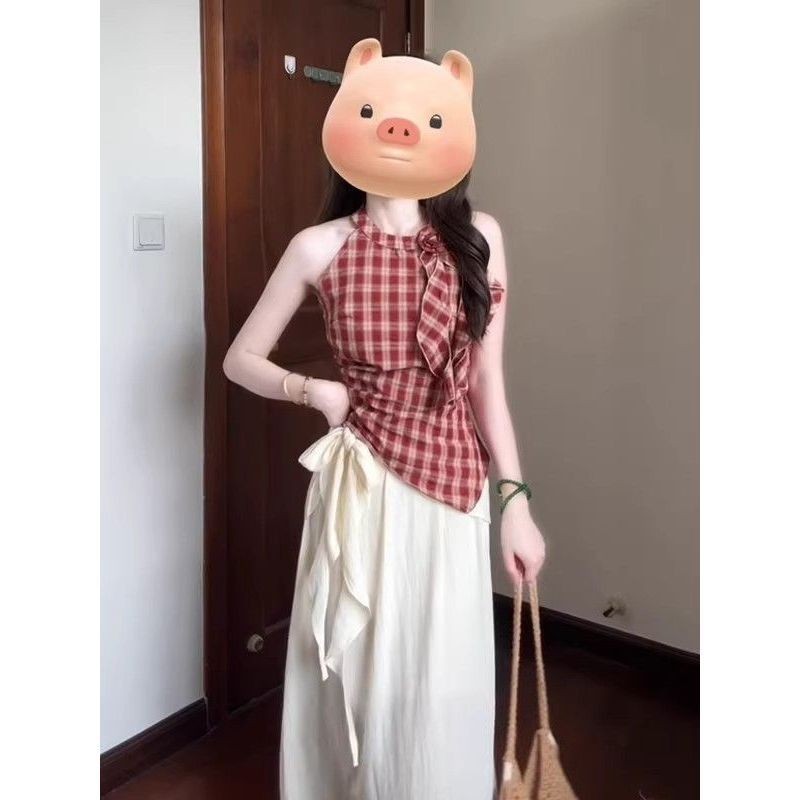 [YU]Thiết kế vest cổ yếm kẻ caro không đều, phối váy buộc eo cao nhẹ nhàng, thanh lịch.