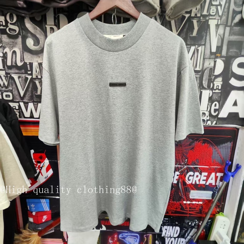 * * * Chất lượng cao * * FEAR OF GOD ESSENTIALS Nhãn thủ công phía trước Sản phẩm mới Áo thun ngắn tay mùa hè phù hợp
