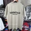 * * * Chất lượng cao * * Sản phẩm mới ESSENTIALS FEAR OF GOD Áo thun ngắn tay in chữ nổi