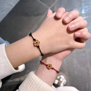 Vòng tay dây đỏ hình hoa mận khắc nhựa, vòng tay may mắn thủ công bằng dây, quà tặng cho bạn thân