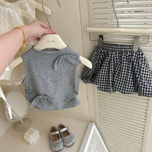 Bộ áo vest mùa hè mới cho bé gái, áo không tay màu xám thời trang, chân váy ngắn kẻ caro cho trẻ em, bộ hai món