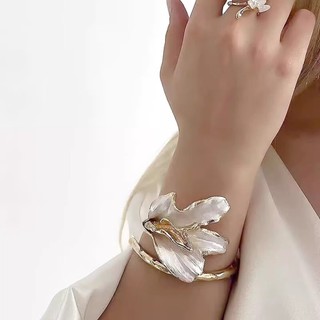 1 chiếc Vòng tay hoa tulip màu trắng vàng với thiết kế mở đàn hồi