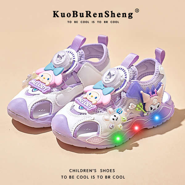 🔥 dễ thương 🔥 chống trơn trượt Giày sandal chớp đèn sáng cho bé gái Đế mềm Siêu nhẹ sandal bé gái đèn LED phát sáng Ngày thiếu nhi giày đi biển có hàng sẵn ✰Mùa Hè 2025 Bé Gái Mới ' Khóa xoay Cối xay gió nhỏ Giày đi biển Baotou Giày đế mềm cho trẻ e