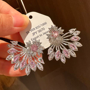 Tính khí đẹp Thanh lịch Zircon nhẹ Bông tai thời trang sang trọng Bán buôn