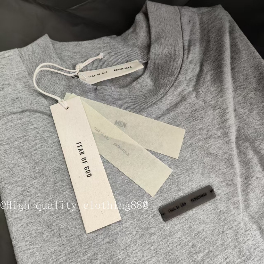* * * Chất lượng cao * * FEAR OF GOD ESSENTIALS Nhãn thủ công phía trước Sản phẩm mới Áo thun ngắn tay mùa hè phù hợp
