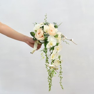 Bó hoa tròn hàn quốc cầm tay cho cô dâu từ hoa sáp, hoa lụa, hoa cao su dáng thác đổ nhẹ nhàng kt 50*25*25 cm