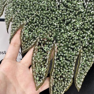 Những mặt trước có kim cương giả thêu ren với hạt lấp lánh, miếng dán thời trang dễ dàng gắn và tháo ra, phù hợp làm phụ kiện trang trí cho đầm.