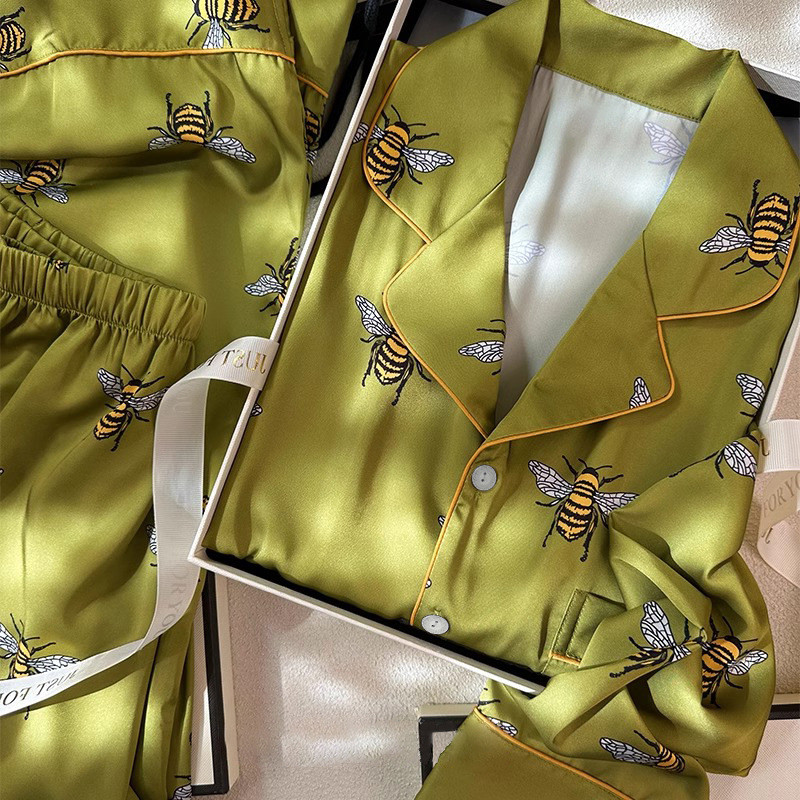 Ánh Sáng Sang Trọng Phong Cách Mới Ong Nhỏ Minh Họa Bộ Đồ Ngủ Nữ Xuân Hè Phong Cách Dài Tay Ice Silk Quà Tặng Bộ Đồ Hai Mảnh Real S