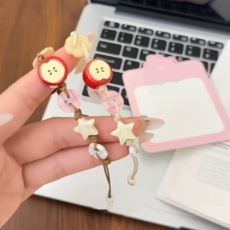 Vòng tay hình quả táo màu sắc rực rỡ, phù hợp cho mọi trang phục sành điệu