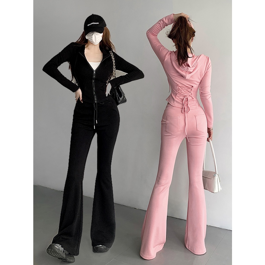 Bộ đồ thể thao dành cho bé gái gồm áo nỉ và quần loe cạp cao, phong cách thoải mái cùng áo khoác có mũ trùm đầu phiên bản ngắn.