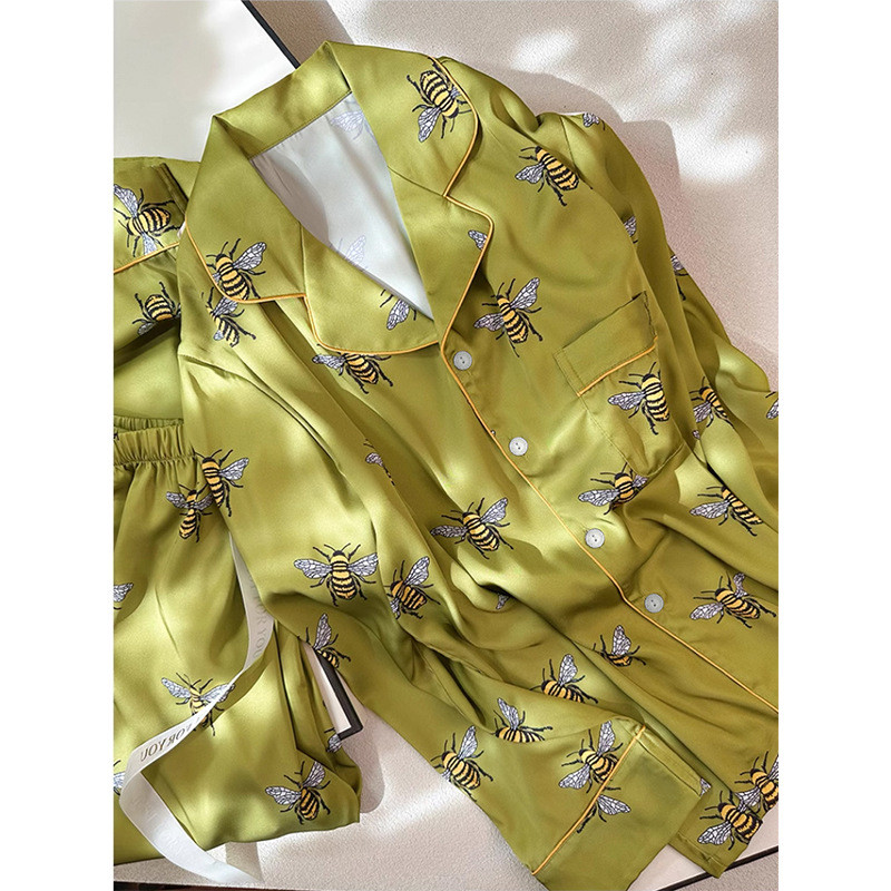 Ánh Sáng Sang Trọng Phong Cách Mới Ong Nhỏ Minh Họa Bộ Đồ Ngủ Nữ Xuân Hè Phong Cách Dài Tay Ice Silk Quà Tặng Bộ Đồ Hai Mảnh Real S