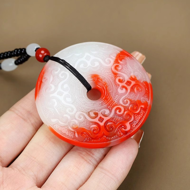 Mặt Dây Chuyền Hình Gà Máu Đính Đá Ngọc Bích Màu Đỏ Trắng An Toàn Thời Trang Cho Nam Và Nữ