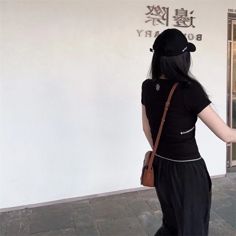 Áo thun nữ ngắn mùa hè 2025 in mới giảm béo thời trang dáng rộng thường ngày thêu hàng đầu