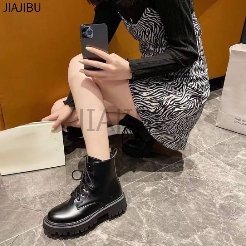 Black Martin Boots Winter Boots Motorcycle Boots Size 35-46 Bốt Martin màu đen phong cách Anh 45 Bốt mùa đông ấm áp 44 Bốt ngắn đế dày thời trang Hàn Quốc 43 Bốt chống trượt xe máy 42 Bốt hiệp sĩ mũi tròn màu đen Bốt Bông Mùa Đông Bốt Thon Gọn Mắt Cá Chân