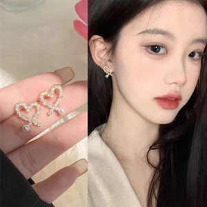 Khuyên Tai Hình Trái Tim Rỗng Đính Hạt Ngọc Trai s925 Thời Trang Cho Nữ