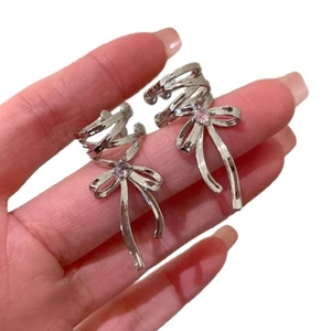 OXXGGKAO Tinh Tế Ngọt Ngào Kim Loại Rỗng Dây Bông Tai Ngọt Ngào Và Phong Cách Màu Bạc Nơ Ruy Băng Bông Tai Cho Wea Hàng Ngày