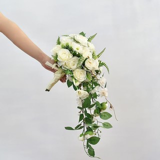 Bó hoa tròn hàn quốc cầm tay cho cô dâu từ hoa sáp, hoa lụa, hoa cao su dáng thác đổ nhẹ nhàng kt 50*25*25 cm