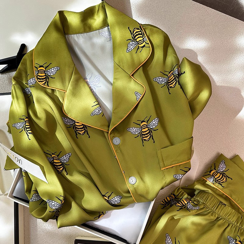 Ánh Sáng Sang Trọng Phong Cách Mới Ong Nhỏ Minh Họa Bộ Đồ Ngủ Nữ Xuân Hè Phong Cách Dài Tay Ice Silk Quà Tặng Bộ Đồ Hai Mảnh Real S