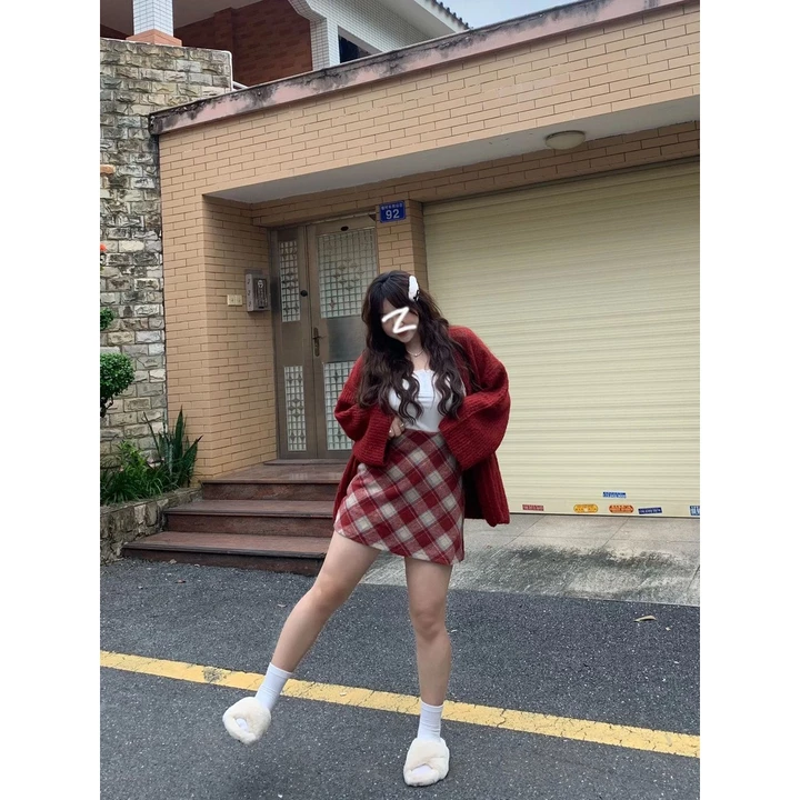 【Bess's house-bigsize】áo khoác len cardigan+chân váy chữ a,set đồ nữ mùa đông,set len nữ quảng châu,Bộ Áo Khoác cardigan Dệt Kim Phối Chân Váy Sọc Ca Rô Cỡ Lớn Thời Trang Mùa Thu Hàn Quốc Mới 2023 Cho