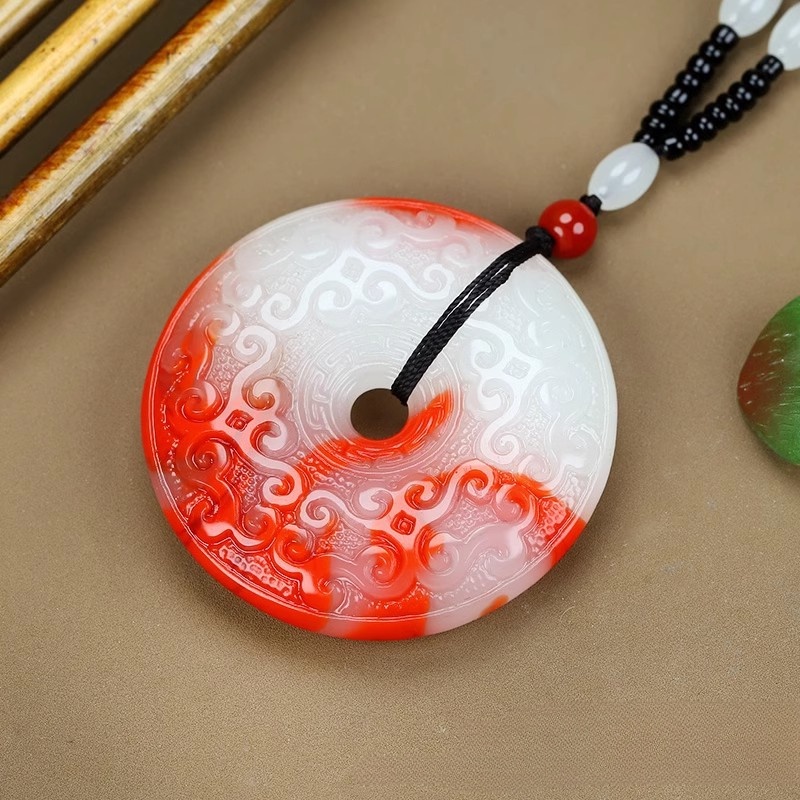 Mặt Dây Chuyền Hình Gà Máu Đính Đá Ngọc Bích Màu Đỏ Trắng An Toàn Thời Trang Cho Nam Và Nữ