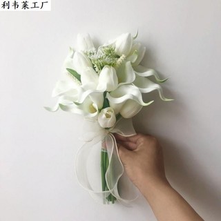 Bó hoa cầm tay cô dâu từ hoa tulip, rum trắng tinh khôi CEVEria