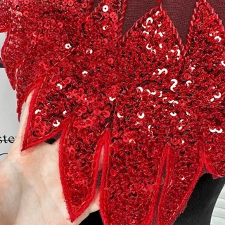 Những mặt trước có kim cương giả thêu ren với hạt lấp lánh, miếng dán thời trang dễ dàng gắn và tháo ra, phù hợp làm phụ kiện trang trí cho đầm.