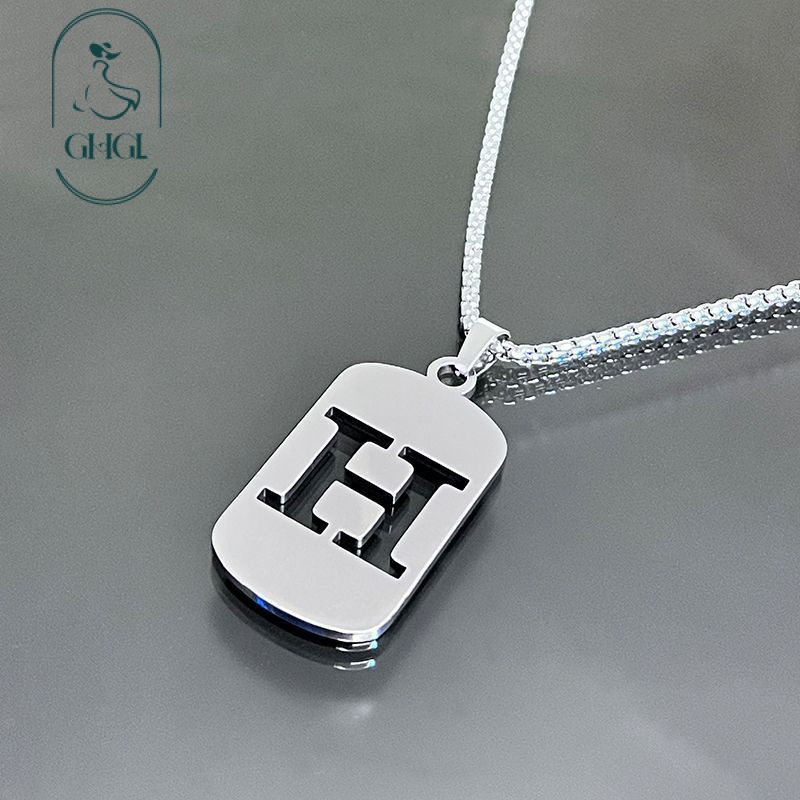 [Ghgl] Vòng cổ chữ cái tiếng Anh 26 ký tự Dây thép titan Nam Nữ Vòng cổ cặp đôi Phụ kiện quần áo Quà tặng cho bạn gái