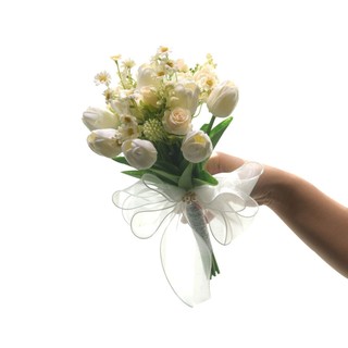 Bó hoa cưới cầm tay cô dâu từ tulip và cúc tana C047 CEVERIA