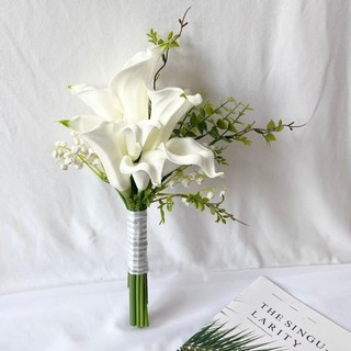 Bó hoa cầm tay cô dâu từ hoa tulip, rum trắng tinh khôi CEVEria